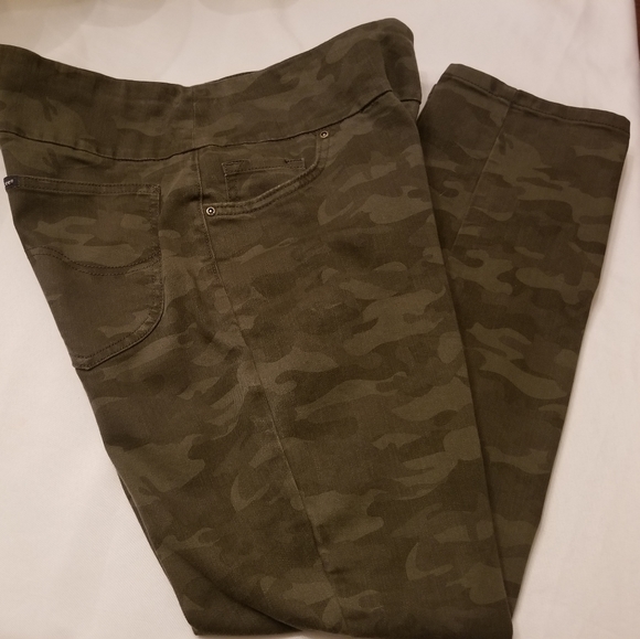 Lee Woman's Sculpting Slim Fit Slim Leg Pull On Jean Camouflage 14 Short - Picture 3 of 6
